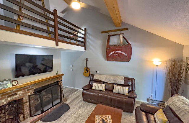 Mount Snow Cozy Condo (5 Minute Drive!) Sleeps 7
