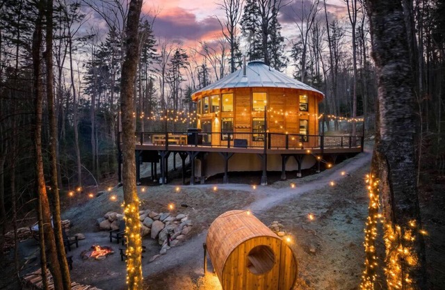 Mount Snow Yurt: Hot Tub~Wood Stove~WiFi~EVcharger