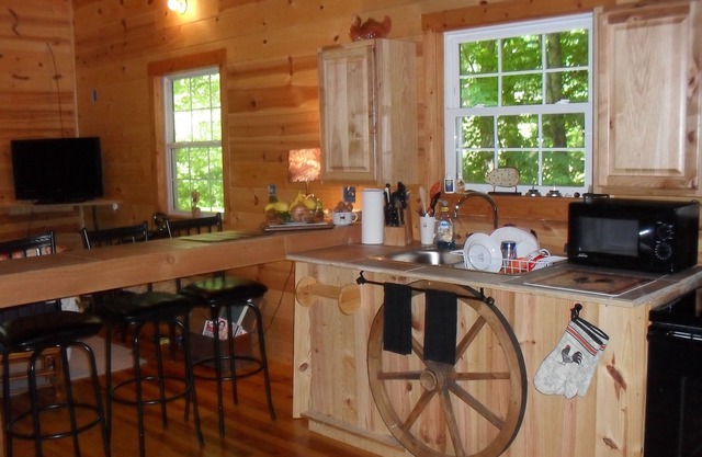 Mountain Cabin, Hiawassee Ga 2 Bdr, 2 Ba, w/Loft, Trout Strm, App Trail, falls