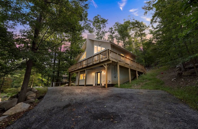Mountain Chic Retreat-Harpers Ferry, the AT, Wine country w/Lake Beach passes!