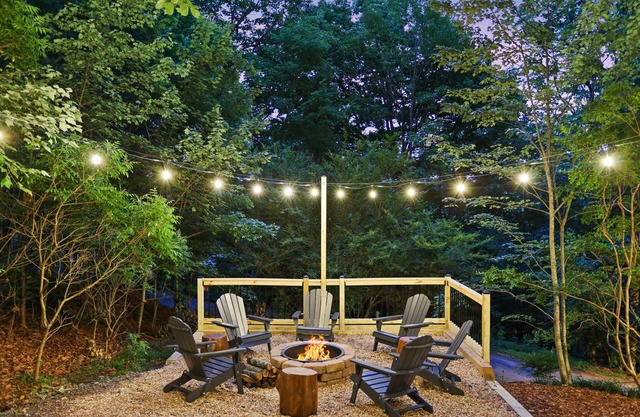 Mountain Crest Cottage Fabulous Fire Pit and 5 Minutes to Downtown Blue Ridge!