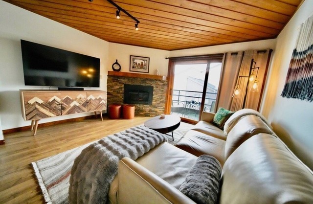 Mountain Escape w/stunning views, hot tub. 5 minute walk to mtn biking, hiking!