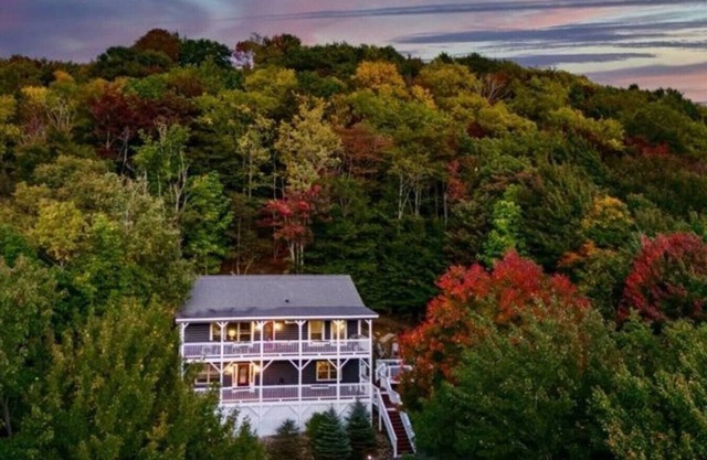 Mountain Getaway - Hot Tub, Skiing & Firepits!