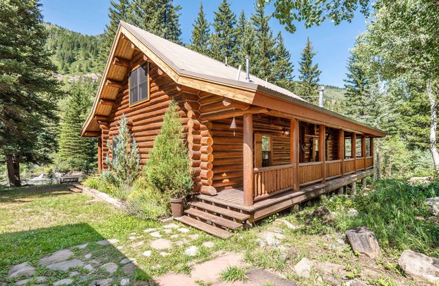 Mountain Log Cabin in private neighborhood on Crystal River w/On Site Fishing