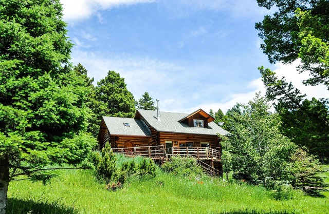 Mountain Log Home Close to Historic Downtown Bozeman & Bridger Bowl.