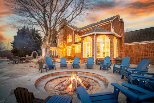 Mountain Mama Ranch - Luxe Farmhouse on 200 acres close to Shenandoah, with top amenities, longhorns and Blue Ridge mountain views