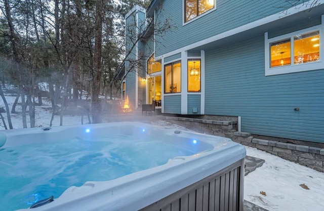 Mountain Modern Retreat! Ford Amph/BBQ/Fire Pit/Hot Tub