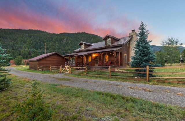 Mountain Modern Cabin - 25 Mins to Wolf Creek Ski Area - Dogs Welcome!