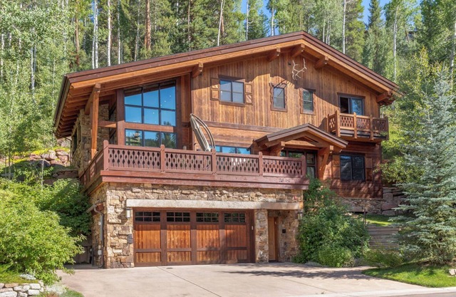 MOUNTAIN MODERN LUXURY CHALET Hot tub, free bus, deck, 4 car parking & fire pit!