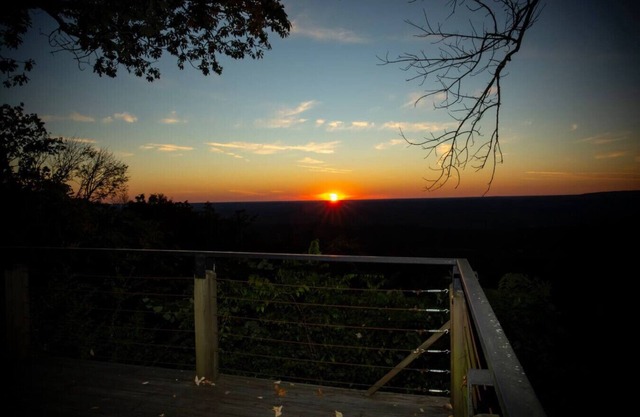 Mountain & Sunset VIEWS! Walk to Downtown Mentone