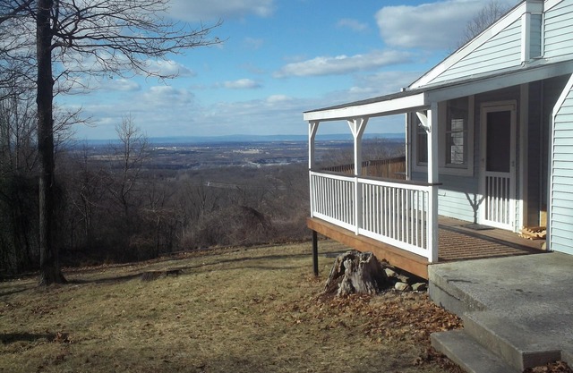 Mountain Top View Spacious Family Cottage Walking Distance from Appalachian Trl