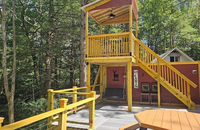 Mountain Tree House, Autumn Fest! Positioned on a babbling stream.
