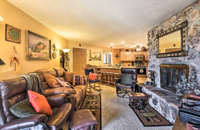 Mountain-View Angel Fire Condo: Walk to Skiing