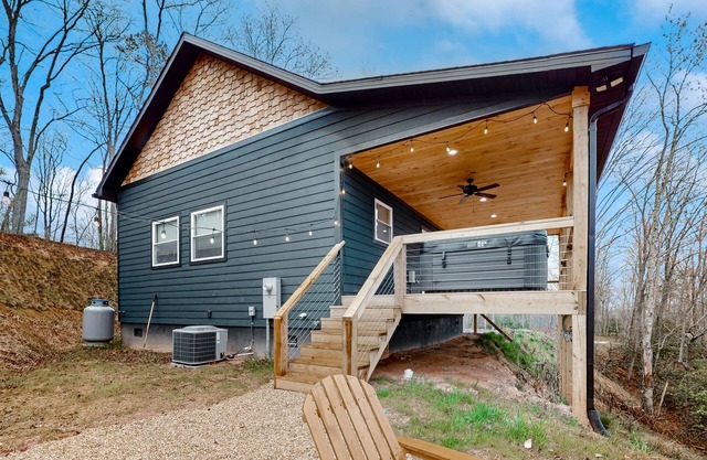 Mountain-view cabin with a hot tub, gas fireplace, & washer/dryer - dog-friendly