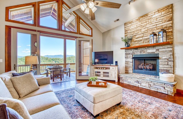 Mountain view condo in Country Club - fireplace & on-site hot tub, pool, tennis
