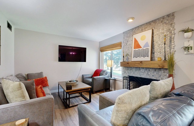 Mountain-view condo with outdoor pool, fireplace, grill, patio, pool table & W/D