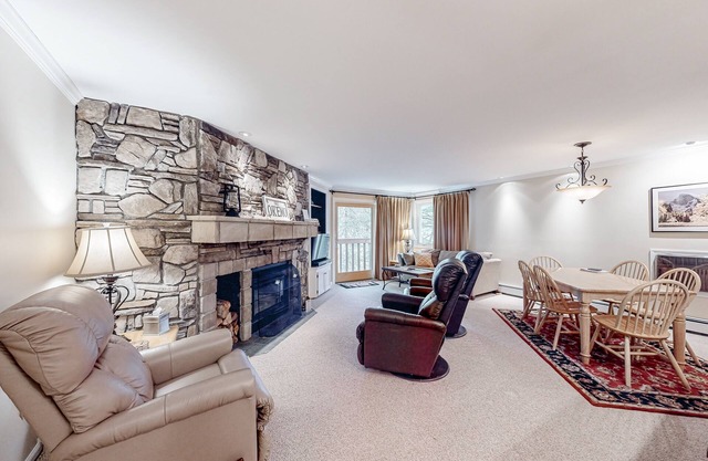 Mountain-view condo with skiing nearby, pool, and balcony - snowbird-friendly