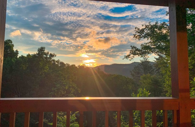 Mountain View/Dog-friendly/Cozy Cabin Retreat