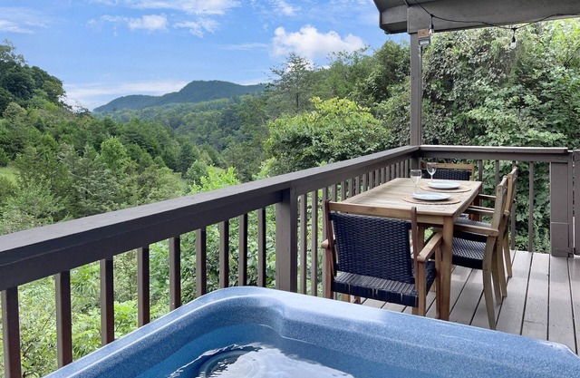 Mountain View! Dollywood 1 mi, Hot Tub, Fire Pit, King Suites, Arcade, Dogs OK!