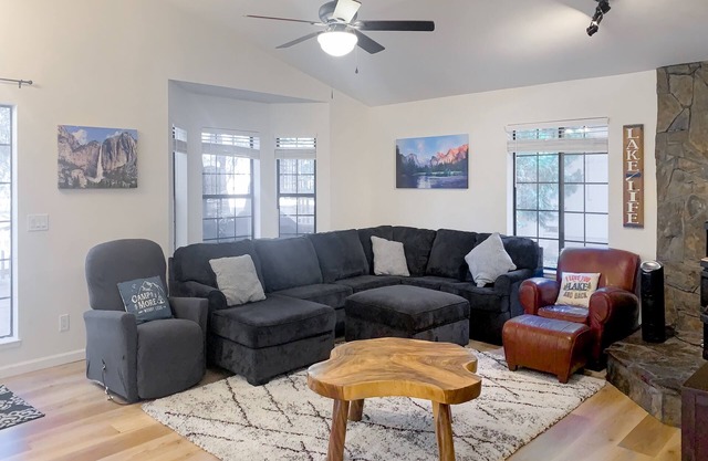 Mountain view house with game room, WiFi, AC, shared pool, and athletic courts