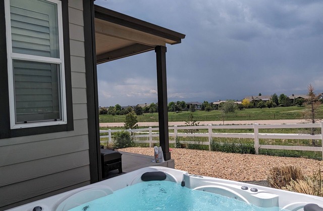 Mountain View Modern Ranch - Incredible views! Hot tub! Walk to park! Peaceful!