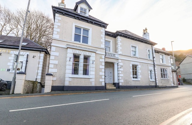 MOUNTAIN VIEW, pet friendly, country holiday cottage in Penmaenmawr