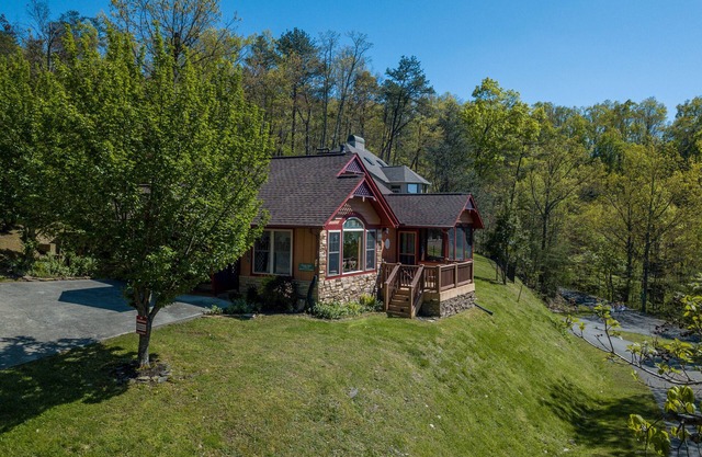 Mountain view Setting-Outdoor pool access-spa shower-pooltable-Hot tub