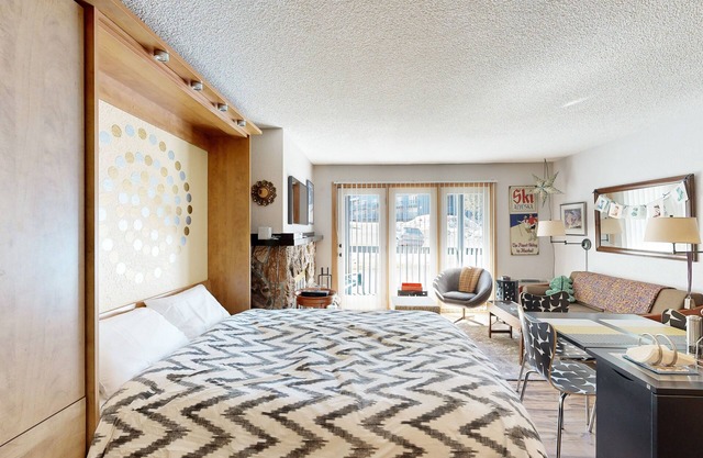 Mountain-view studio with patio & full kitchen - walk to lifts