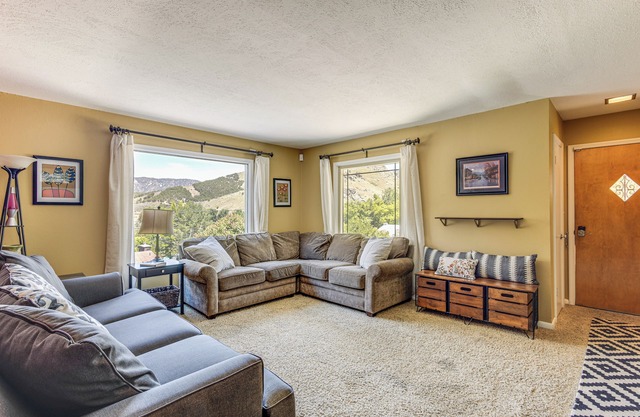 Mountain Views: Walkable Lava Hot Springs Home!