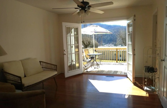 Mountain views! Clean and comfortable, walk to town.