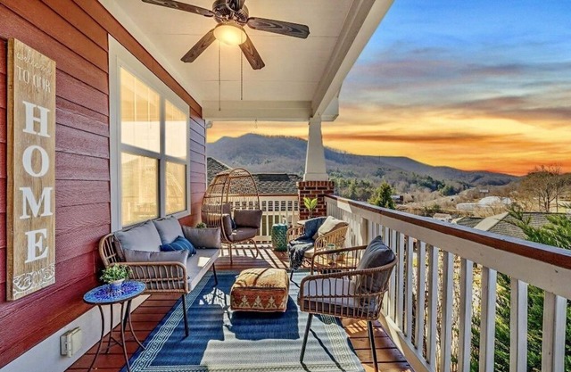 Mountain Views, Game Room, Hot Tub –Close to Downtown