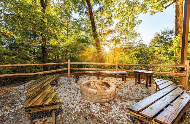 Mountain Views, Game Room, Firepit and Hot Tub in Bryson City
