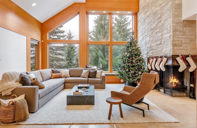 Mountain views, Hot Tub, BBQ, Media Room, Air Con