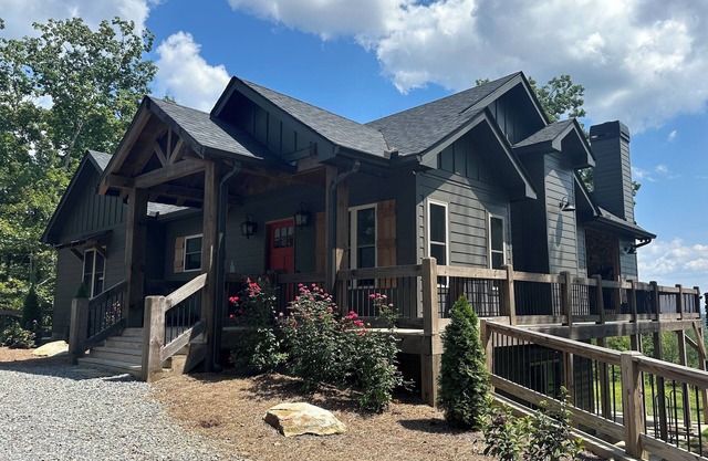 Mountain Views, Hot Tub, Multiple Fireplaces, Arcades, 15 mins to DT Ellijay!
