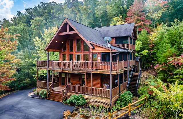 Mountain Views! Luxury 5-STAR Cabin! Hot Tub & Private Hiking 🥾