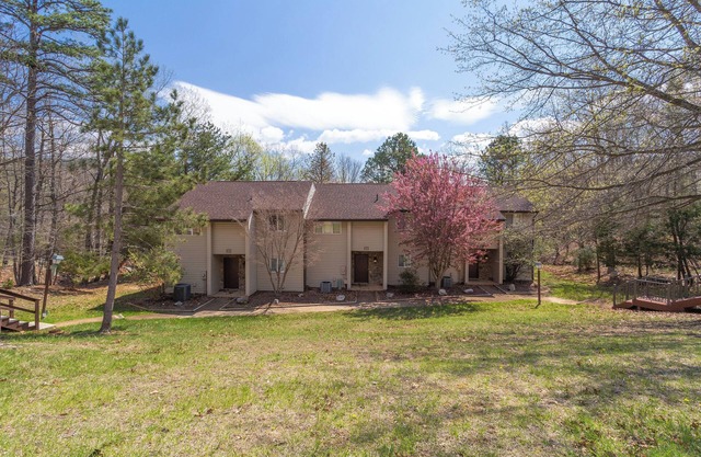 Mountain Views, Resort Access, Full Kitchen!