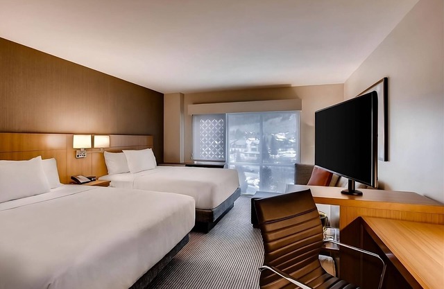 Mountain Views, Ski Slopes, Heartwarming Breakfast, Jacuzzi, All in One Place!