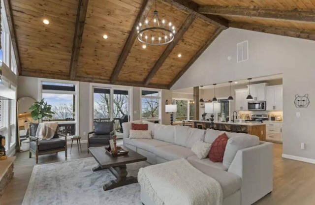 Mountain view’s with hot tub & pool table on Beech Mountain. Sleeps 10.