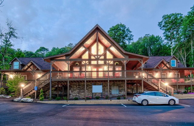 Mountainous Blue Ridge Village, 2 Bedroom Loft
