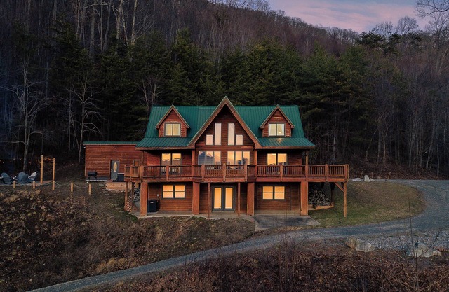Mountaintop Cabin - Hot Tub + Game Room + Fire Pit