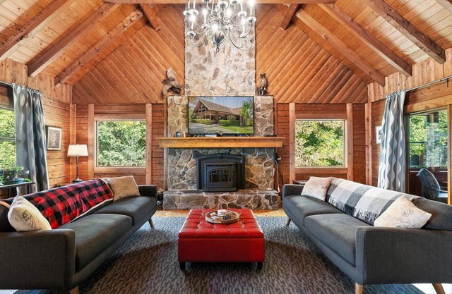 Mountaintop Cabin w/Poolside Sunsets!