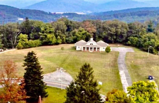 Mountaintop Retreat Center Villa with Wifi, Basketball Court & Beautiful Trails