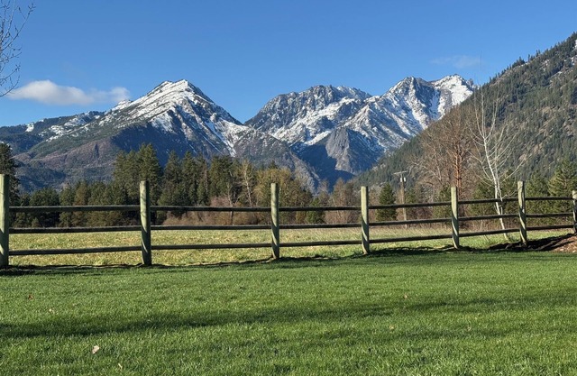 Mt Views, Hot Tub, Icicle River Access, Game Room