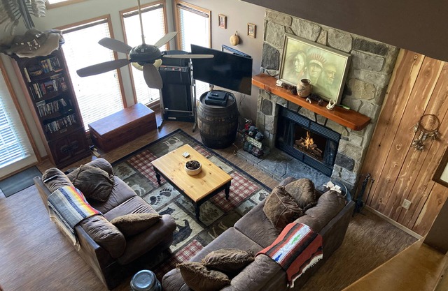 Mtn. Chalet With A Tranquil Setting - Close To Everything!
