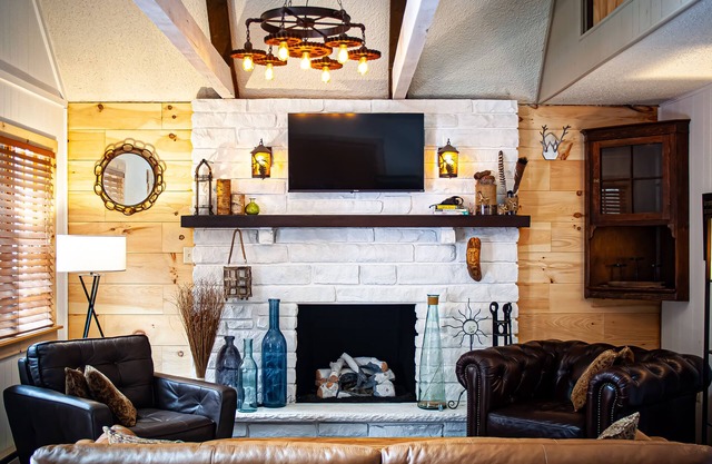 Mtn Modern Couples Retreat PetFriendly;FencedYard;Lake;Beach;Pool;JimThorpe;Ski