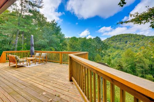 Mtn View and Fire Pit Pet-Friendly Woodlawn Cabin!