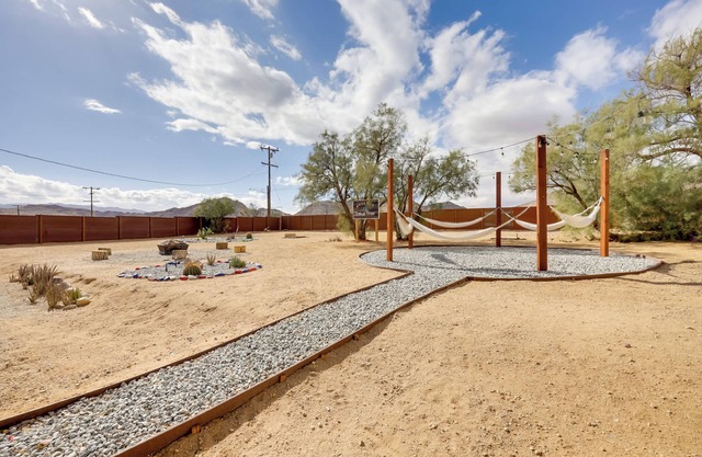 Mtn-View Home ~ 8 Mi to Joshua Tree Nat’l Park!