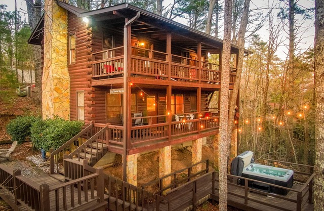 Mtn Views! Triple decks, hot tub under the stars, secluded feel log cabin, games