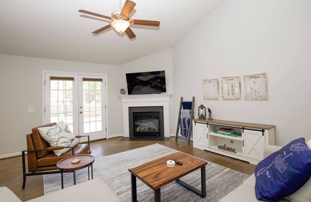 Mulligan Manor🏌️‍♂️-Pinehurst Home With Movie Room,Pool Table, Deck,and More