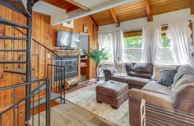Multi-level Basye Cabin: 3 Mi to Bryce Resort!